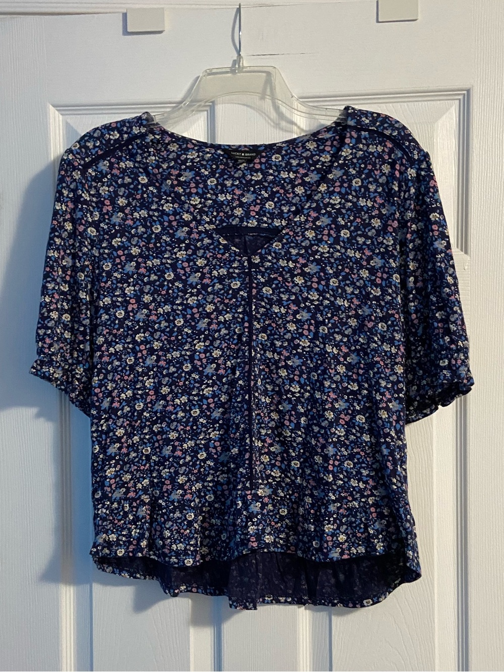 Lucky Brand Women’s Navy Floral Short Sleeve Top with Lace Detail Size M